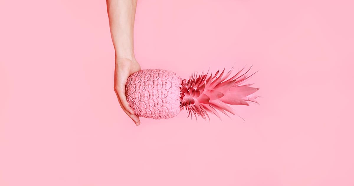 Ananas auf farbigem Hintergrund